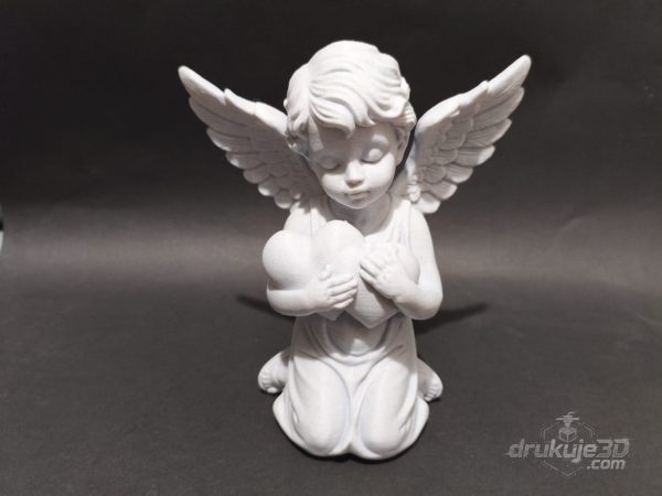 Klęcząca figurka aniołka na grób z druku 3D, 20 cm, trzymająca serce przy piersi, z uniesionym skrzydłem, kolor marmurowy