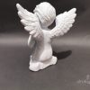 Klęcząca figurka aniołka na grób z druku 3D, 20 cm, trzymająca serce przy piersi, z uniesionym skrzydłem, kolor marmurowy