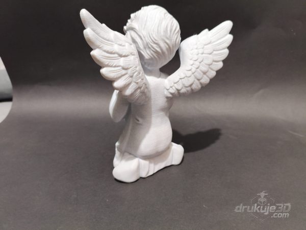Klęcząca figurka aniołka na grób z druku 3D, 20 cm, trzymająca serce przy piersi, z uniesionym skrzydłem, kolor marmurowy