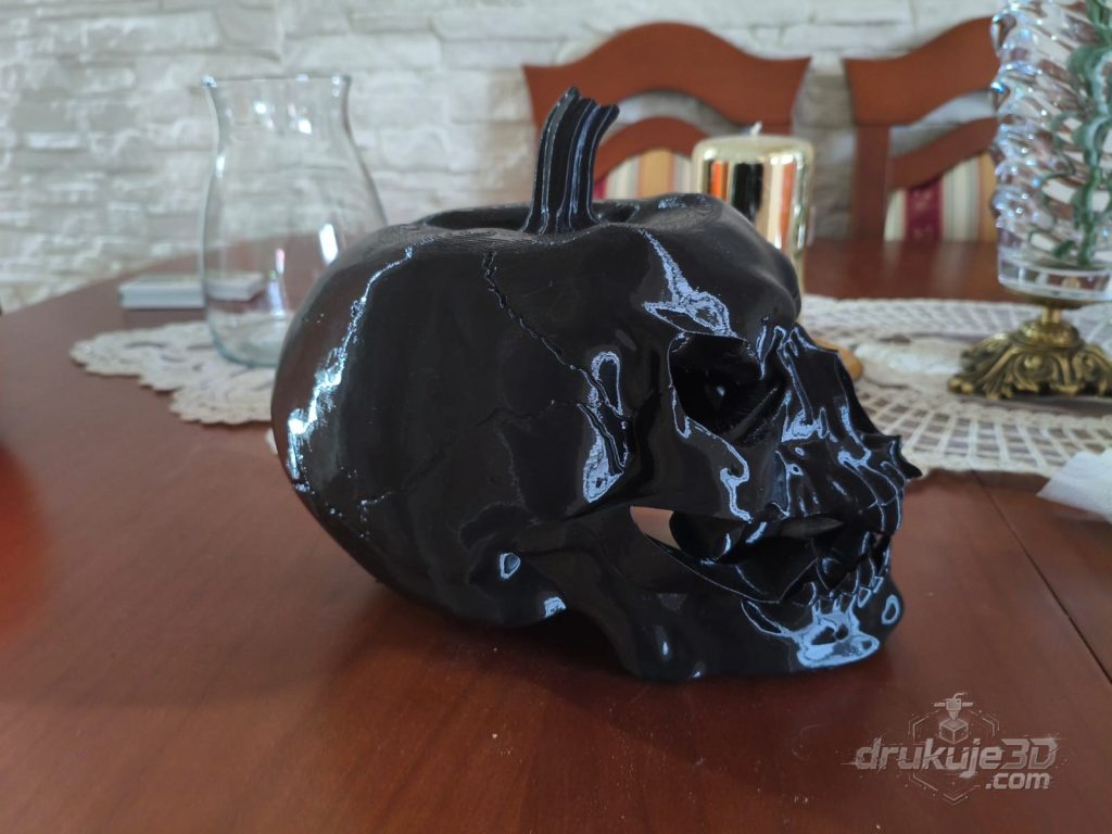 Czarna dynia czaszka z druku 3D o szerokości 24 cm – bryła dyni przechodząca z przodu w ludzką czaszkę