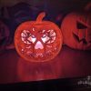 Pomarańczowa dynia z druku 3D o szerokości 24 cm, z ażurową twarzą wypełnioną pajęczynami, nietoperzami i gwiazdkami Pomarańczowa dynia z druku 3D o szerokości 24 cm, z ażurową twarzą wypełnioną pajęczynami, nietoperzami i gwiazdkami