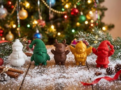 Wizualizacja kompletu pięciu figurek świątecznych z druku 3D po 8 cm – bałwan, skrzat, renifer, aniołek i Mikołaj w kolorach do wyboru, na tle choinki