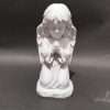 Klęcząca figurka anioła na grób z druku 3D, 20 cm, z długimi falowanymi włosami i skrzydłami złożonymi przy ciele, kolor marmurowy