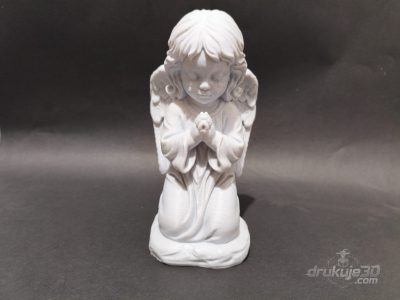 Klęcząca figurka anioła na grób z druku 3D, 20 cm, z długimi falowanymi włosami i skrzydłami złożonymi przy ciele, kolor marmurowy
