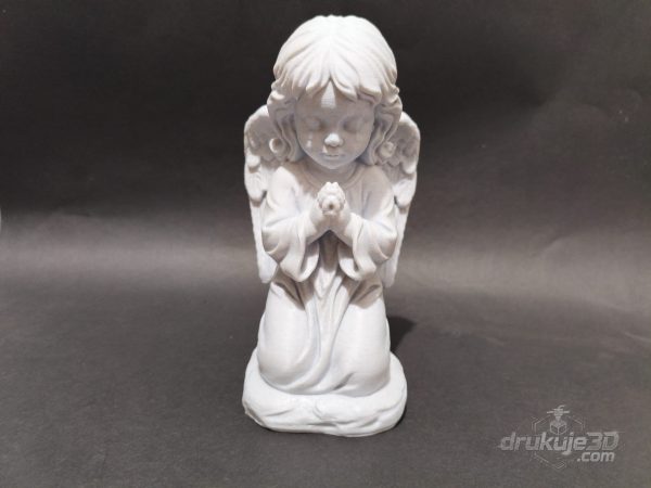 Klęcząca figurka anioła na grób z druku 3D, 20 cm, z długimi falowanymi włosami i skrzydłami złożonymi przy ciele, kolor marmurowy Klęcząca figurka anioła na grób z druku 3D, 20 cm, z długimi falowanymi włosami i skrzydłami złożonymi przy ciele, kolor marmurowy