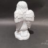 Klęcząca figurka anioła na grób z druku 3D, 20 cm, z długimi falowanymi włosami i skrzydłami złożonymi przy ciele, kolor marmurowy Klęcząca figurka anioła na grób z druku 3D, 20 cm, z długimi falowanymi włosami i skrzydłami złożonymi przy ciele, kolor marmurowy