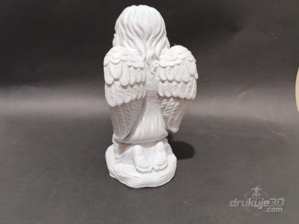 Klęcząca figurka anioła na grób z druku 3D, 20 cm, z długimi falowanymi włosami i skrzydłami złożonymi przy ciele, kolor marmurowy Klęcząca figurka anioła na grób z druku 3D, 20 cm, z długimi falowanymi włosami i skrzydłami złożonymi przy ciele, kolor marmurowy