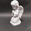 Klęcząca figurka anioła na grób z druku 3D, 20 cm, z długimi falowanymi włosami i skrzydłami złożonymi przy ciele, kolor marmurowy Klęcząca figurka anioła na grób z druku 3D, 20 cm, z długimi falowanymi włosami i skrzydłami złożonymi przy ciele, kolor marmurowy