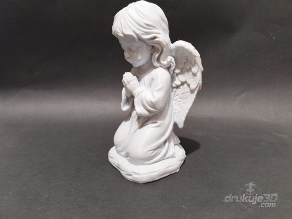 Klęcząca figurka anioła na grób z druku 3D, 20 cm, z długimi falowanymi włosami i skrzydłami złożonymi przy ciele, kolor marmurowy Klęcząca figurka anioła na grób z druku 3D, 20 cm, z długimi falowanymi włosami i skrzydłami złożonymi przy ciele, kolor marmurowy