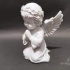 Klęcząca figurka aniołka na grób z druku 3D, 20 cm, z wiankiem z kwiatów na głowie i uniesionymi skrzydłami, kolor marmurowy