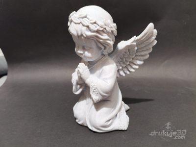 Klęcząca figurka aniołka na grób z druku 3D, 20 cm, z wiankiem z kwiatów na głowie i uniesionymi skrzydłami, kolor marmurowy