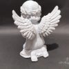 Klęcząca figurka aniołka na grób z druku 3D, 20 cm, z wiankiem z kwiatów na głowie i uniesionymi skrzydłami, kolor marmurowy