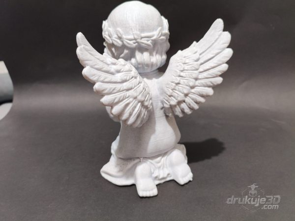Klęcząca figurka aniołka na grób z druku 3D, 20 cm, z wiankiem z kwiatów na głowie i uniesionymi skrzydłami, kolor marmurowy