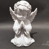 Klęcząca figurka aniołka na grób z druku 3D, 20 cm, z wiankiem z kwiatów na głowie i uniesionymi skrzydłami, kolor marmurowy