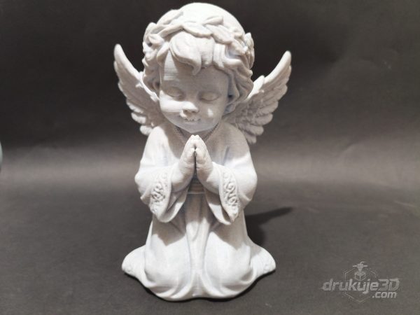 Klęcząca figurka aniołka na grób z druku 3D, 20 cm, z wiankiem z kwiatów na głowie i uniesionymi skrzydłami, kolor marmurowy