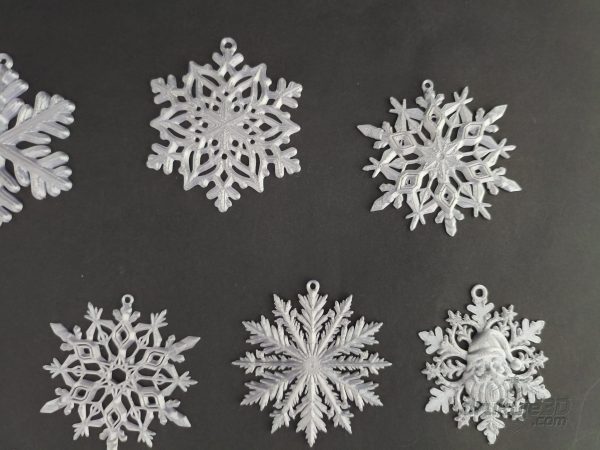 Płatki śniegu na choinkę z druku 3D – ażurowe zawieszki o średnicy 7 cm w dziesięciu różnych wzorach