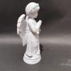 Stojąca figurka anioła na grób z druku 3D, 23 cm wysokości, w długiej szacie z wiankiem na głowie, kolor marmurowy