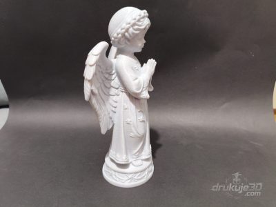 Stojąca figurka anioła na grób z druku 3D, 23 cm wysokości, w długiej szacie z wiankiem na głowie, kolor marmurowy