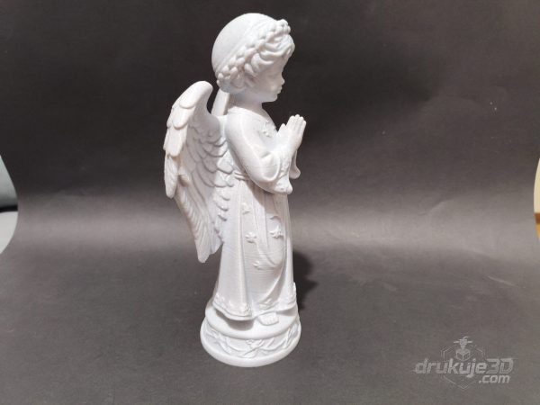 Stojąca figurka anioła na grób z druku 3D, 23 cm wysokości, w długiej szacie z wiankiem na głowie, kolor marmurowy