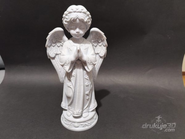 Stojąca figurka anioła na grób z druku 3D, 23 cm wysokości, w długiej szacie z wiankiem na głowie, kolor marmurowy