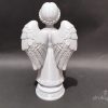 Stojąca figurka anioła na grób z druku 3D, 23 cm wysokości, w długiej szacie z wiankiem na głowie, kolor marmurowy