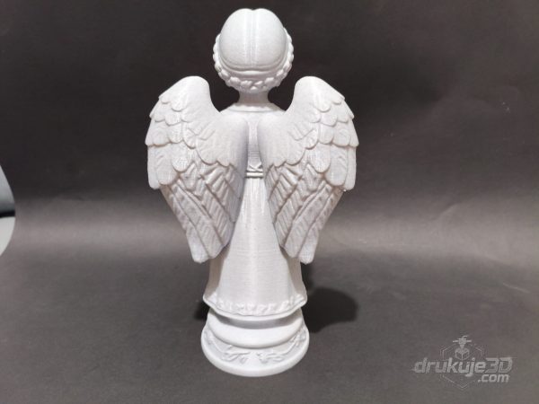 Stojąca figurka anioła na grób z druku 3D, 23 cm wysokości, w długiej szacie z wiankiem na głowie, kolor marmurowy