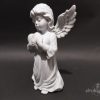 Stojąca figurka aniołka na grób z druku 3D, 20 cm, w długiej szacie, trzymająca serce przy piersi, kolor marmurowy