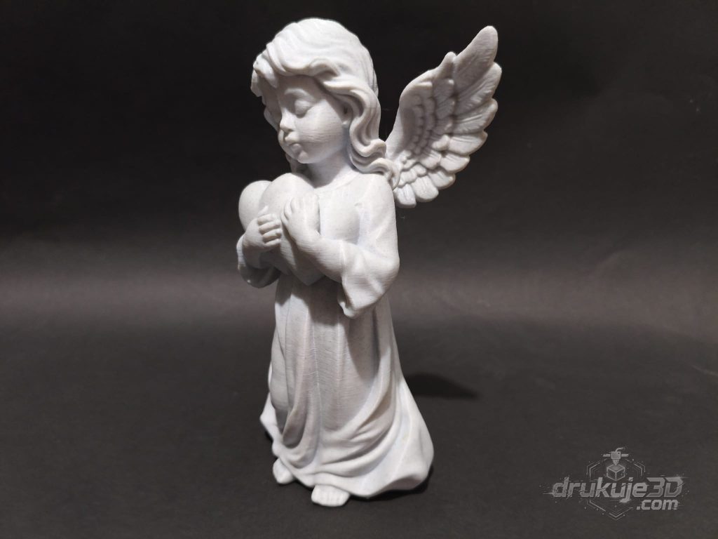 Stojąca figurka aniołka na grób z druku 3D, 20 cm, w długiej szacie, trzymająca serce przy piersi, kolor marmurowy
