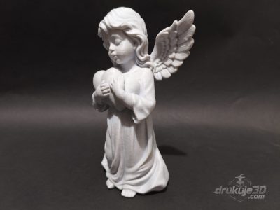 Stojąca figurka aniołka na grób z druku 3D, 20 cm, w długiej szacie, trzymająca serce przy piersi, kolor marmurowy