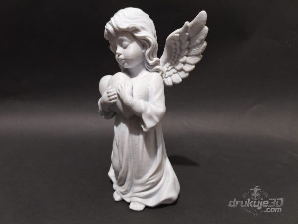 Stojąca figurka aniołka na grób z druku 3D, 20 cm, w długiej szacie, trzymająca serce przy piersi, kolor marmurowy