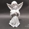 Stojąca figurka aniołka na grób z druku 3D, 20 cm, w długiej szacie, trzymająca serce przy piersi, kolor marmurowy