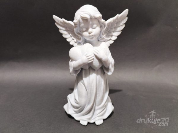 Stojąca figurka aniołka na grób z druku 3D, 20 cm, w długiej szacie, trzymająca serce przy piersi, kolor marmurowy