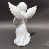 Stojąca figurka aniołka na grób z druku 3D, 20 cm, w długiej szacie, trzymająca serce przy piersi, kolor marmurowy