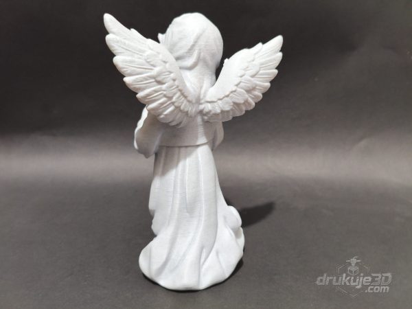 Stojąca figurka aniołka na grób z druku 3D, 20 cm, w długiej szacie, trzymająca serce przy piersi, kolor marmurowy